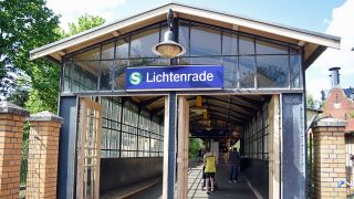 Eingang zum S-Bahnhof Lichtenrade im Berliner Bezirk Tempelhof-Schöneberg, aufgenommen am 09.05.2016. (Bild: dpa/Manfred Krause)