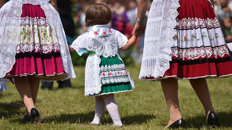 Frauen und Kinder in original sorbischen Trachten (Quelle: dpa/Patrick Pleul)