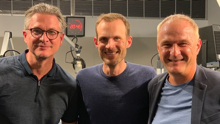 Das Team des neuen rbb-Sport-Podcasts "Hauptstadtderby": Union-Legende Christian Beeck (li.), Moderator Dirk Walsdorff (mi.) und Hertha-Urgestein Axel Kruse (re.) (Quelle:rbb/Friedrich Rößler)
