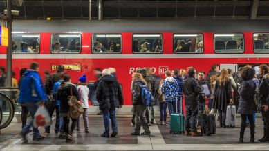 Archivbild: Reisende am Berliner Hauptbahnhof (Quelle: imago images/Rainer Weisflog)