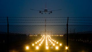 Ein Passagierflugzeug befindet sich am Abend im Landeanflug auf den Flughafen in Schönefeld (Brandenburg) bei Berlin, aufgenommen am 14.11.2011. (Quelle: dpa/Patrick Pleul)