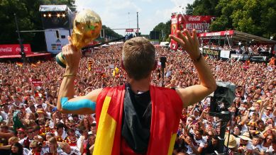 Bastian SCHWEINSTEIGER Deutschland mit WM-Pokal und Deutschlandfahne. (Quelle: imago-images/Sven Simon)