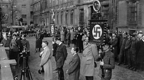 Anlässlich der letzten freien Wahlen zum Reichspräsidenten spricht Adolf Hitler am 4.4.1932 auf einer Kundgebung der Nationalsozialisten im Lustgarten vor dem Berliner Schloss. (Quelle: dpa)