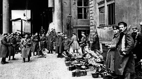 Matrosen der Volksmarinedivision am 24.12.1918 im Hof des besetzten Berliner Schlosses. (Quelle: dpa)