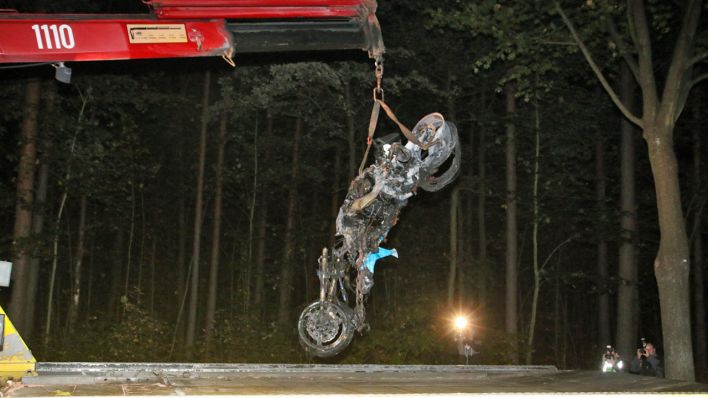 Zerstörtes Motorrad hängt nach Unfall in Grünheide am Haken