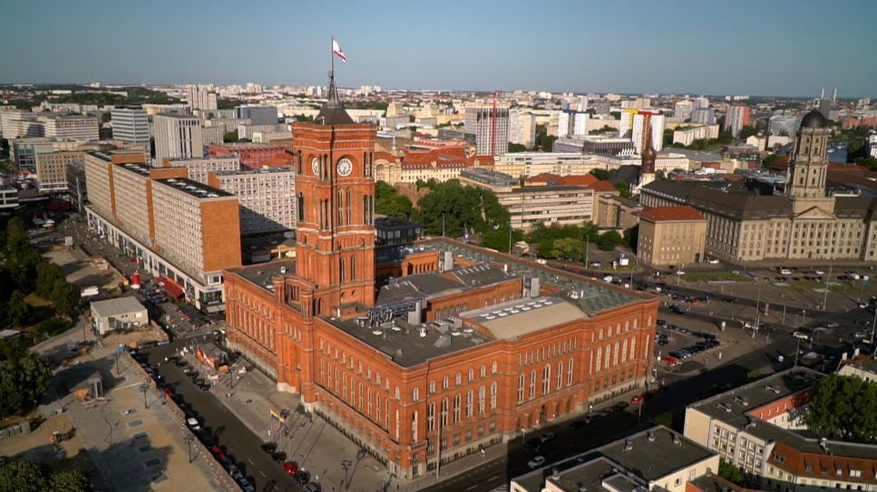 Luftaufnahme: Das Rote Rathaus in Berlin-Mitte. (Quelle: rbb)