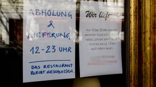 Ein geschlossenes Restaurant in Kreuzberg, das im März 2020 die Abholung und Lieferung von Speisen anbietet. (Quelle: imago images/Carsten Thesing)