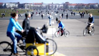 Zahlreiche Menschen genießen am 05.04.2020 das sonnige Wetter auf dem Tempelhofer Feld. (Quelle: dpa/Christoph Soeder)