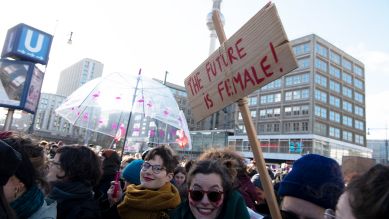 Archivbild: Teilnehmerinnen einer Demonstration zum Internationalen Frauentag in Berlin. (Quelle: dpa/Ralf Hirschberger)