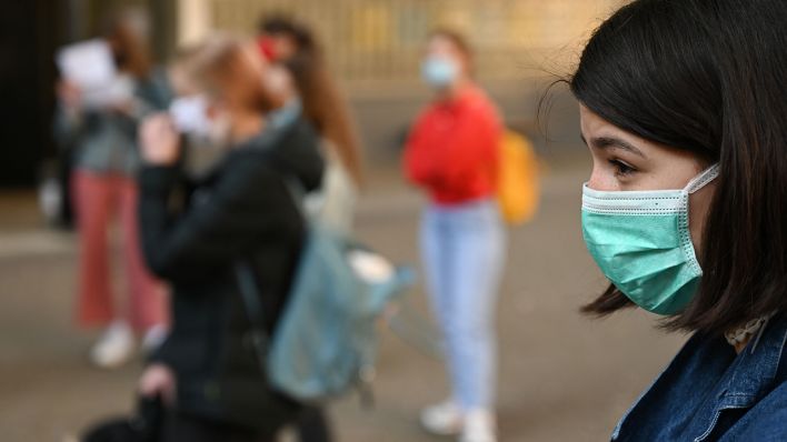 Eine Schülerin trägt auf dem Schulhof eine Maske, Symbolbild (Quelle: DPA/Arne Dedert)