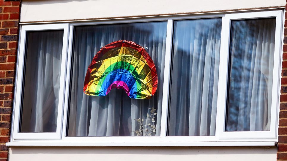 Ein Regenbogen aus Folie hängt an einem Fenster (Bild: imago images/Kieran Cleeves)