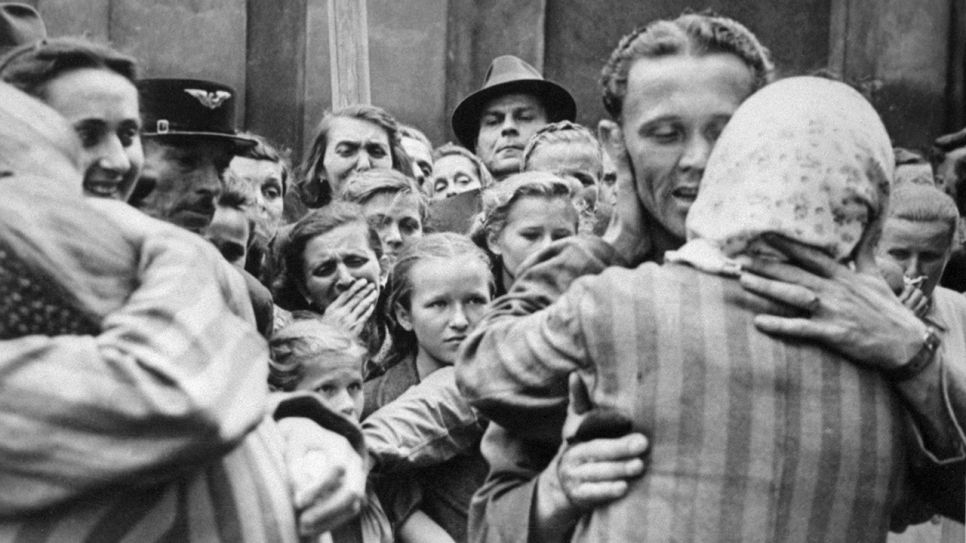 Frauen, die das KZ Theresienstadt überlebt haben, kehren am 8.Mai 1945 in ihren Heimatort Lidice im heutigen Tschechien zurück und werden begrüßt (Quelle: imago images / CTK Photo).