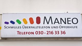 Archivbild: Das <<Schwule Überalltelefon und Opferhilfe>> von MANEO, der Stiftung in Einsatz gegen homophobe Gewalt. (Quelle: imago images)