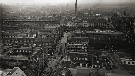Blick vom Turm des Roten Rathauses in die Königstraße (heute Rathausstraße) in Richtung Alexanderplatz um 1910. (Quelle: dpa/Gebrüder Heaeckel)