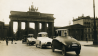 Stromlinienautos, konstruiert 1921-23 von Paul Jaray (1889-1974) um 1921 auf dem Pariser Platz in Berlin; im Hintergrund das Brandenburger Tor. (Quelle: dpa/akg-images)