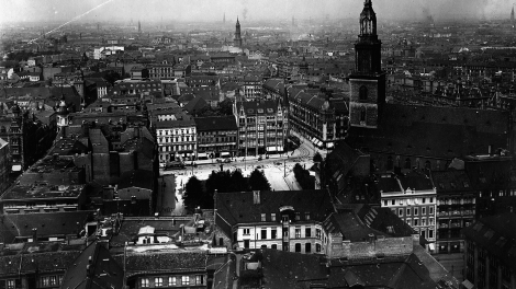 Blick vom Rathausturm auf die Marienkirche und den Neuen Markt um 1920. (Quelle: dpa/Otto Haeckel)