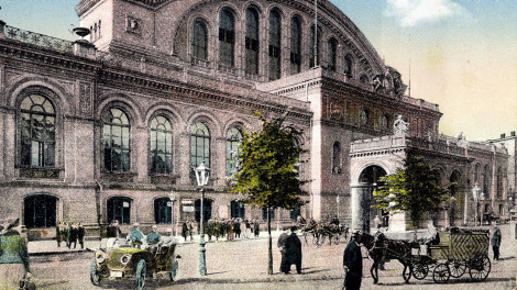 Berlin Kreuzberg, Die Straﬂenseite des Anhalter Bahnhofes um 1920. (Quelle: imago images/Archivi)