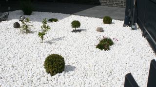 Vorgarten in einem Neubaugebiet bei Ludwigsfelde mit weißen Kieselsteinen (Quelle: rbb/Susanne Hakenjos)