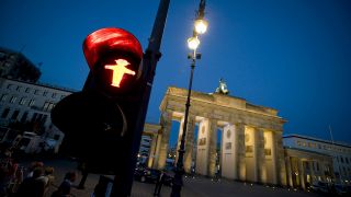 Symbolbild: Eine Ampel vor dem Brandenburger Tor in Berlin Mitte ist auf rot geschaltet. (Quelle: dpa/N. Michalke)