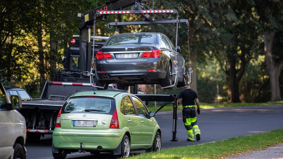 Ein Falschparker wird in Berlin von einem Abschleppwagen umgesetzt. (Quelle: imago-images/Andreas Gora)
