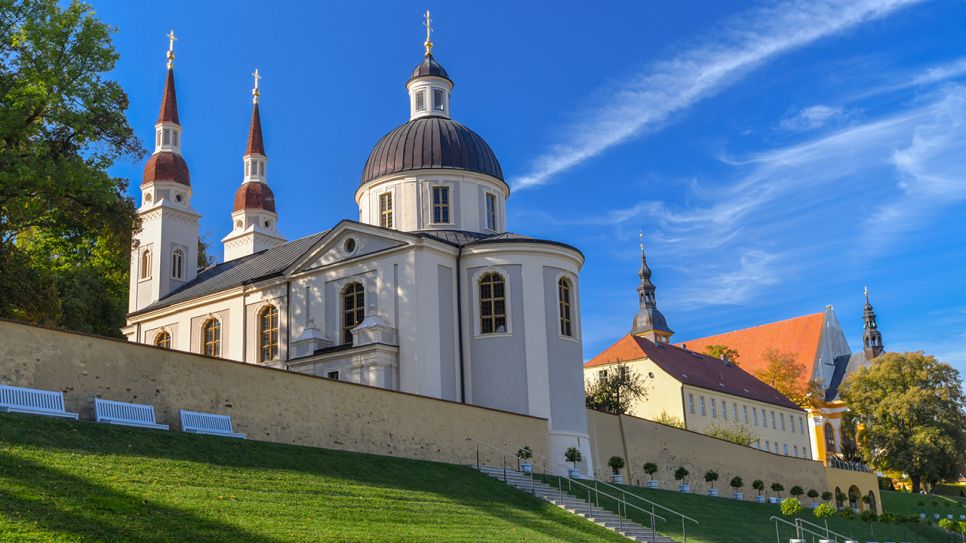 Die Klosteranlage in Neuzelle mit der katholischen (r) und evangelischen Kirche (l). (Quelle: dpa/Patrick Pleul)