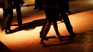 Symbolbild - Tanzpaare tanzen Tango. (Bild: dpa/Philipp Hympendahl)
