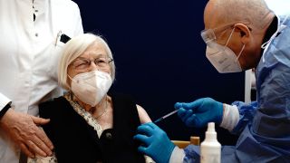Die 101-jährige Gertrud Haase wird im Pflegeheim Agaplesion Bethanien Sophienhaus von Impfarzt Fatmir Dalladaku gegen das Coronavirus geimpft (Quelle: DPA/Kay Nietfeld)
