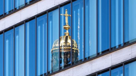 Das Kreuz auf der Kuppel des Stadtschlosses spiegelt sich in der gläsernen Fassade des Auswärtigen Amtes. (Quelle: dpa/Sören Stache)