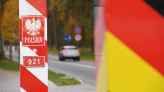 Autos fahren an den Grenzpfählen von Deutschland und Polen vorbei über einen Grenzübergang (Quelle: dpa/Stefan Sauer)