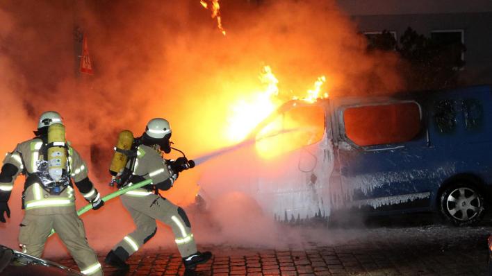 Vier Autos brennen in einer Nacht in Berlin-Friedrichsfelde
