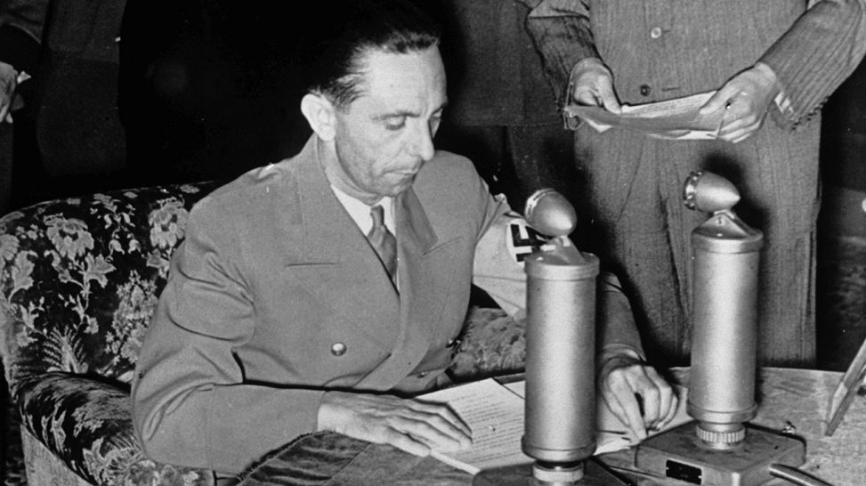 Goebbels,gibt am 22. Juni 1941 Angriff auf UdSSR bekannt. (Quelle: akg-images)