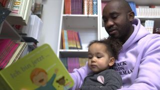 Alain Missala Gründer von <<Black Dads Germany>> mit seiner Tochter. (Quelle: rbb/RBB Kultur - Das Magazin)