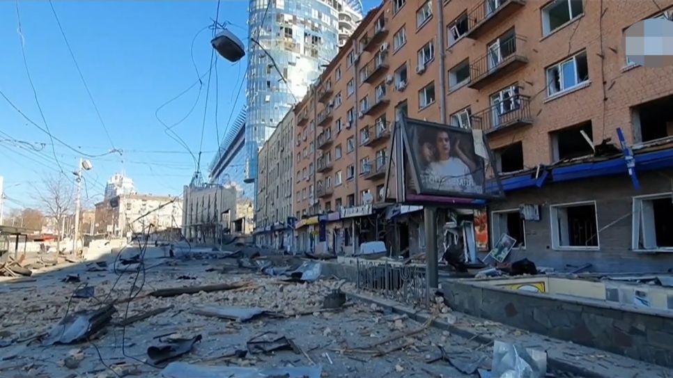 Trümmer auf den Straßen Kiews. (Quelle: RBB Kultur - Das Magazin)