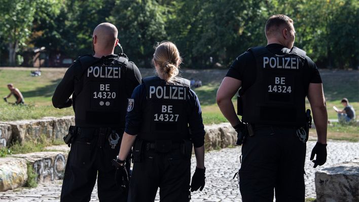 Symbolbild: Polizeibeamte sind im Görlitzer Park unterwegs (Quelle: dpa/Paul Zinken).