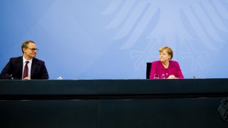 Bundeskanzlerin Angela Merkel (CDU) und Michael Müller (SPD), Regierender Bürgermeister von Berlin (Quelle: dpa/Markus Schreiber)