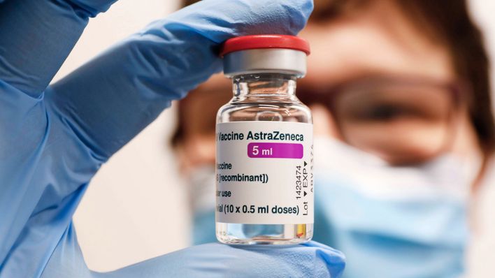 Eine Mitarbeiterin im Impfzentrum Schönefeld hält eine Ampulle mit dem Covid-19-Impfstoff von Astrazeneca hoch. (Quelle: imago-images/Jochen Eckel)