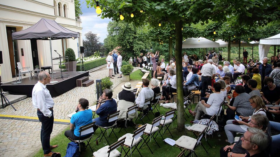 Archivbild: Besucher warten auf den Beginn der Eröffnung des Literaturfestivals LIT:potsdam im Park der Villa Jacobs in Potsdam. (Quelle: imago images)