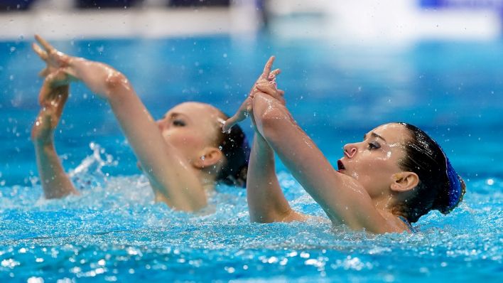 Synchronschwimmerinnen Michelle Zimmer und Marlene Bojer präsentieren ihre Kür bei der EM in Budapest (Quelle: picture alliance / BEAUTIFUL SPORTS/Orangepictures)