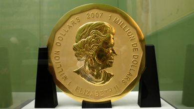 Die 100 Kilogramm schwere Goldmünze "Big Maple Leaf" im Bode-Museum in Berlin. (Quelle: dpa/Marcel Mettelsiefen)