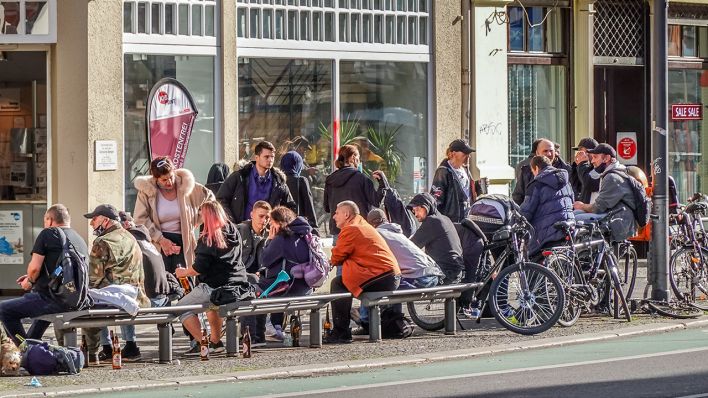Menschen warten auf der Karl-Marx-Straße in Neukölln vor dem Job Point (Bild: imago images)