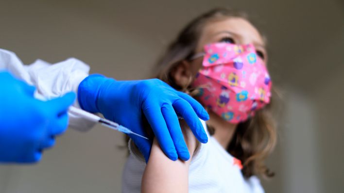 Gestellte Szene: Ein Mädchen wird am 01. Mai 2021 geimpft. (Quelle: imago images/Laci Perenyi )