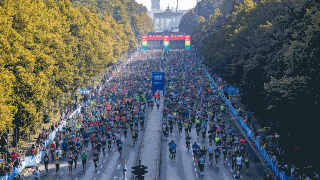 Tausende Läuferinnen und Läufer beim Berlin Marathon auf der Straße des 17. Juni in Tiergarten (Bild: dpa/Andreas Gora).