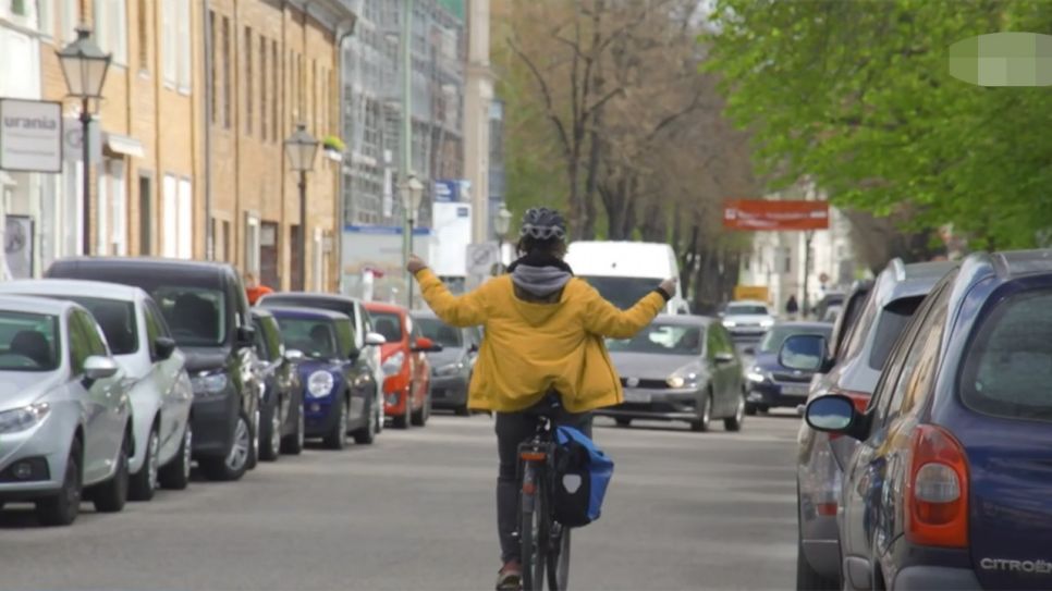 Symbolbild: Ein Mann fährt freihändig, mitten auf der Straße mit dem Fahrrad. (Quelle: rbb)