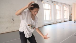 Tänzerin Lennja bei den Proben für das Tanztreffen der Jugend. (Quelle: RBB Kultur - Das Magazin)