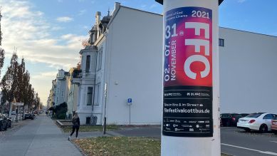 Plakate weisen im November 2021 auf das Filmfestival Cottbus hin. (Quelle: rbb/Josefine Jahn)
