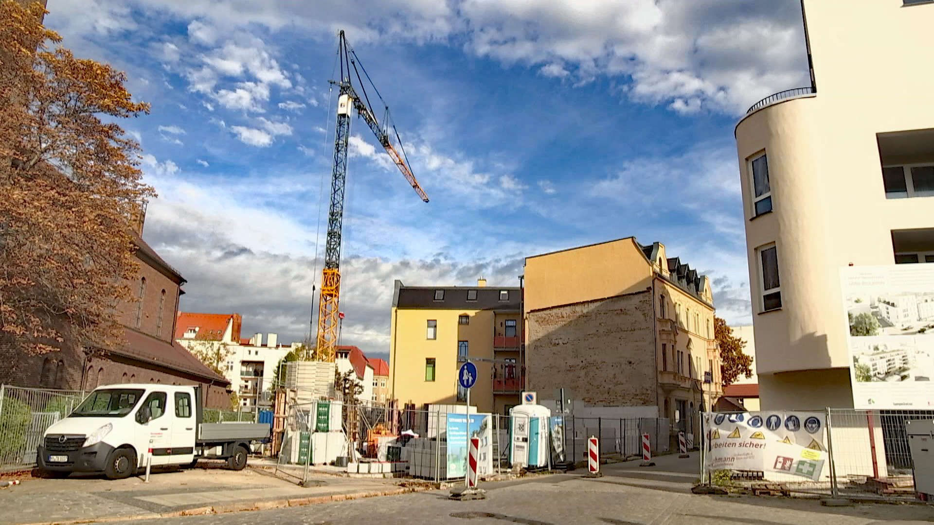 Ein Kran steht auf einer Baustelle in der Cottbuser Innenstadt. (Quelle: rbb)