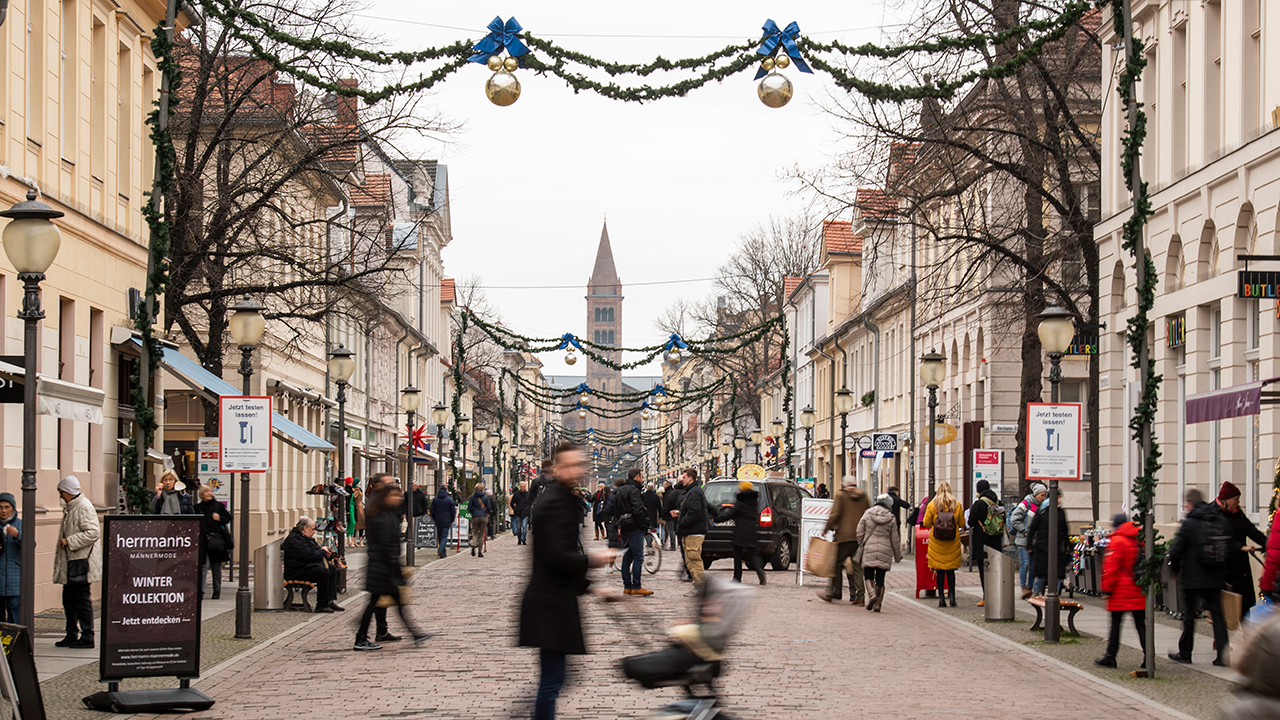 Menschen gehen im Holländischen Viertel in Potsdam durch die Fußgängerzone. (Quelle: dpa/Christophe Gateau)