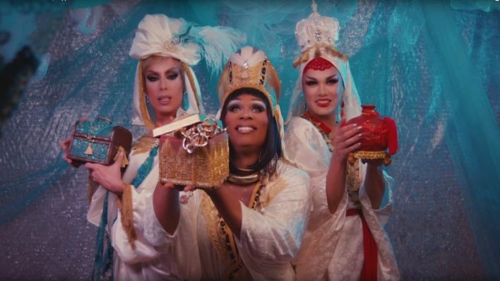 Still aus Videoclip "We Three Queens" mit Manila Luzon, Peppermint & Alaska Thunderfuck. USA, 2018. Directors: Brad Hammer & Shawn Adeli (Quelle: Mit freundlicher Genehmigung von PEG Records)