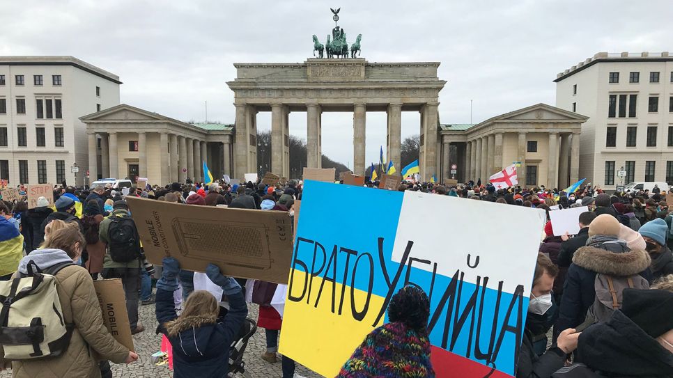 Menschen demonstrieren vor dem Brandenburger Tor. (Quelle: rbb)