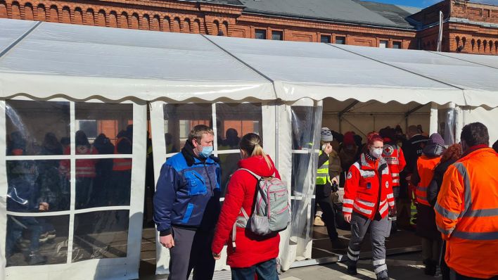 Bilder von der Ankunft der ukrainischen Flüchtlinge. Sie werden durch die Bundespolizei registriert. Am "Bunten Bahnhof" in Cottbus werden die Geflüchteten zunächst gesammelt. (Quelle: rbb/F. Ludwig)